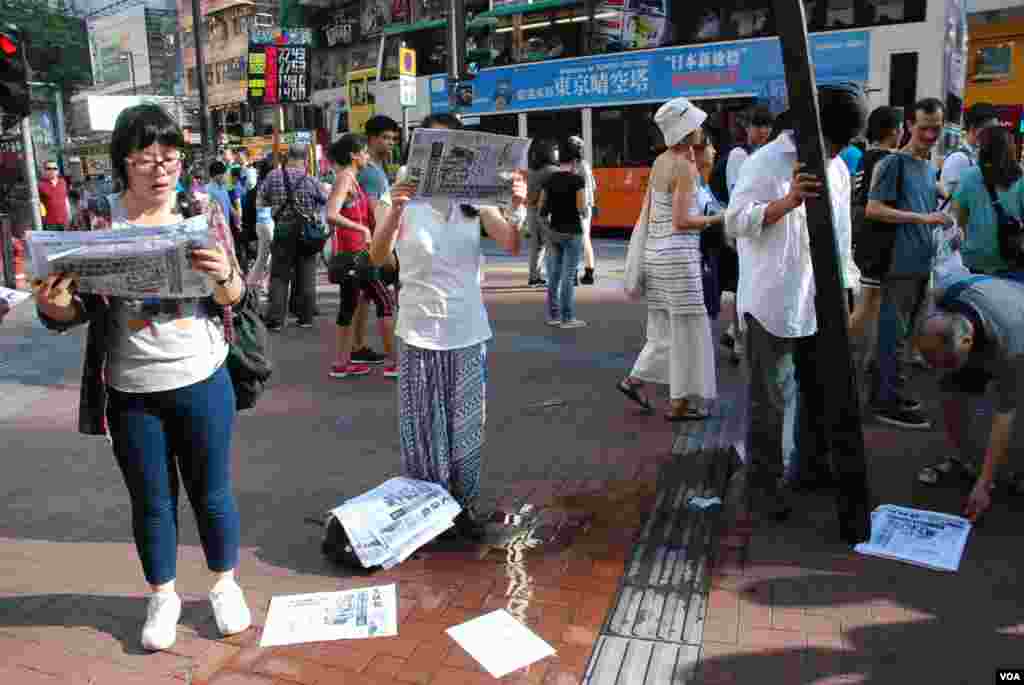 多位香港藝術家在銅鑼舉行「真假莫辨，難分對錯25年」行動，在街頭讀報，並向途人派發1千份1989年6月5日的香港《文匯報》頭版