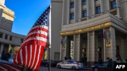Автомобильный кортеж посольства США у здания МИД России перед переговорами замгоссекретаря Виктории Нуланд. 12 октября 2021ю