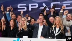 SpaceX总裁兼首席运营官格温·肖特韦尔(右)在纽约纳斯达克交易所举行的SpaceX首次公开募股敲钟仪式上与同事们庆祝。(2026年6月12日)