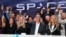 SpaceX总裁兼首席运营官格温·肖特韦尔(右)在纽约纳斯达克交易所举行的SpaceX首次公开募股敲钟仪式上与同事们庆祝。(2026年6月12日)