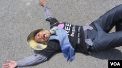 Yorm Bopha's mother lied down on the street on Wednesday morning March 27, 2013 to protest for the release of her jailed daughter.