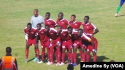 Les joueurs de Génération Foot du Sénégal avant leur match contre les Egyptiennes de Misr Makasa au stade Léopold Sédar Senghor, à Dakar, 10 février 2018. (VOA/Amedine Sy)