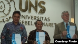 Dirjen Kebudyaaan Kementerian Pendidikan Dasar Menengah dan Kebudayaan, Hilmar Farid (kiri) bersama Rektor UNS, Professor Ravik Karsidi (tengah) dan George Quinn, peneliti budaya Jawa dari Universitas Nasional Australia (kanan) (Foto: VOA/Yudha)