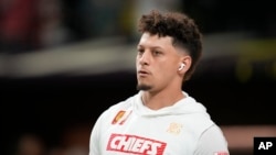 El mariscal de campo de los Kansas City Chiefs, Patrick Mahomes, calienta antes del partido de fútbol americano Super Bowl 59 de la NFL contra los Philadelphia Eagles el lunes 10 de febrero de 2025 en Nueva Orleans.