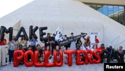 資料照片：活動人士在杜拜舉行的第28屆聯合國氣候變遷大會COP28期間抗議。（2023年12月10日）