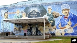 A mural in Bristol, Tennessee, which calls itself “The Birthplace of Country Music,” includes an ample tribute to “The Singing Brakeman” to the right.