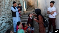 ARCHIVO - Shabana Maani vacuna contra la polio a un niño en la parte antigua de Kabul, Afganistán, el lunes 29 de marzo de 2021. (Foto AP/Rahmat Gul, Archivo)