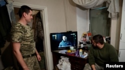 资料照片：乌克兰军人在顿涅茨克州的一处军队修养站观看总统泽连斯基的年终致辞。(2022年12月31日)