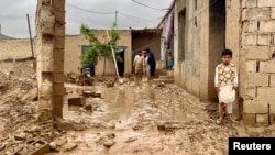 په افغانستان کې په ورښتونو کې یوه زیانمنه شوې کورنۍ 