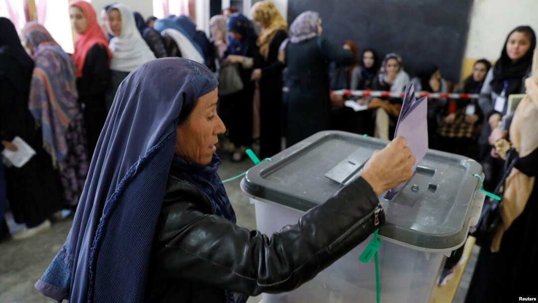 Parlament saylovida ovoz berayotgan ayol, Kobul, Afg'oniston, 20-oktabr, 2018-yil.