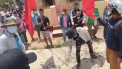 Մյանմարի Լաունգլոն քաղաքում ցուցարարներն այրում են սահմանադրության պատճենները ու Չինաստանի և Ռուսաստանի դրոշները