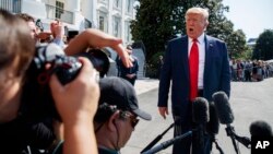 ARCHIVO - El presidente Donald Trump habla con periodistas en el Jardín Sur de la Casa Blanca, el 9 de agosto de 2019.