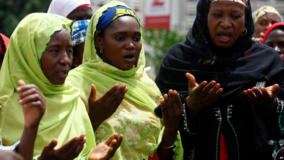 Muslim women pray at a meeting calling on the government to rescue the kidnapped girls of the government secondary school in Chibok, in Abuja, Nigeria, May 27, 2014. 