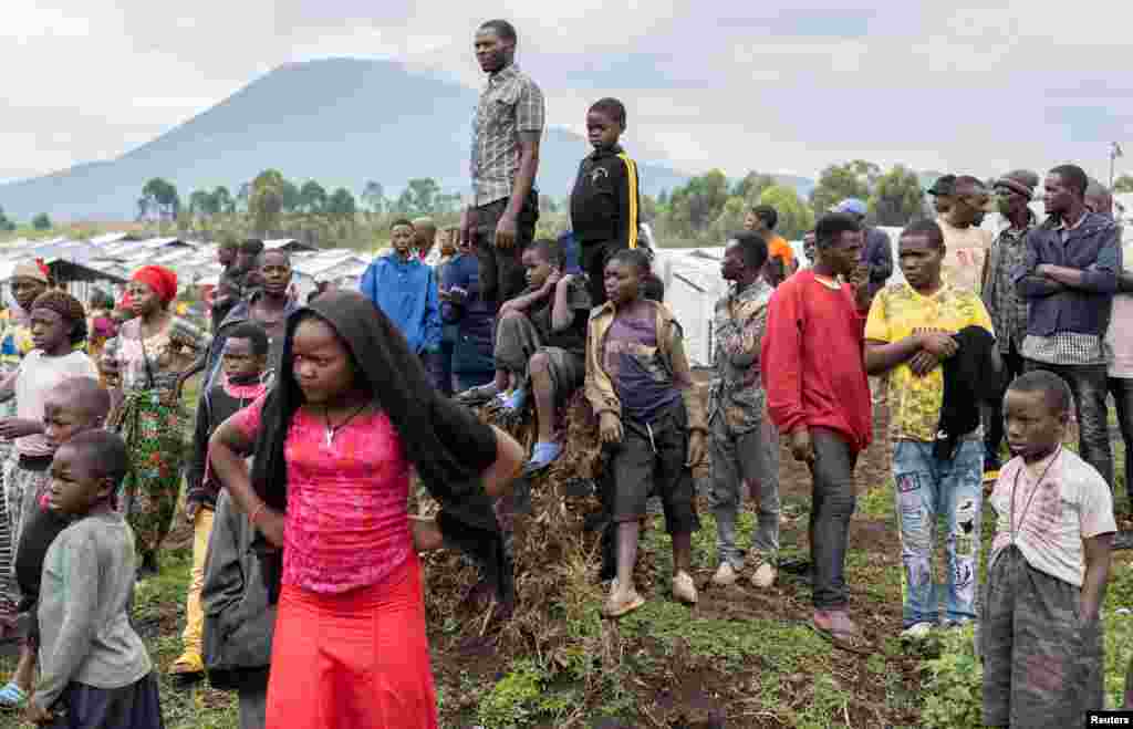 Wacongo walopoteza makazi yao wanaoishi katika kambi ya Bushangara wanawatizama mabalozi wa UN wakitemblea kambi yao March 10, 2023.