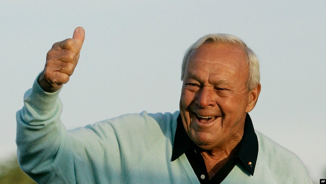 Juara Masters Arnold Palmer mengangkat ibu jari pada penonton setelah memukul bola pada turnamen golf Masters 2007 di Augusta, Georgia.