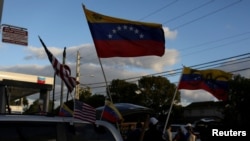 ARCHIVO - Venezolanos en las calles de Doral, Florida, el 9 de marzo de 2021.