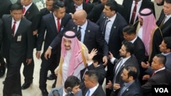 Raja Arab Saudi Salman bin Abdul Azis tiba di gedung MPR/ DPR Senayan Jakarta, Kamis (2/3) untuk melakukan pidato di depan anggota DPR/MPR. (VOA/Fathiyah Wardah)