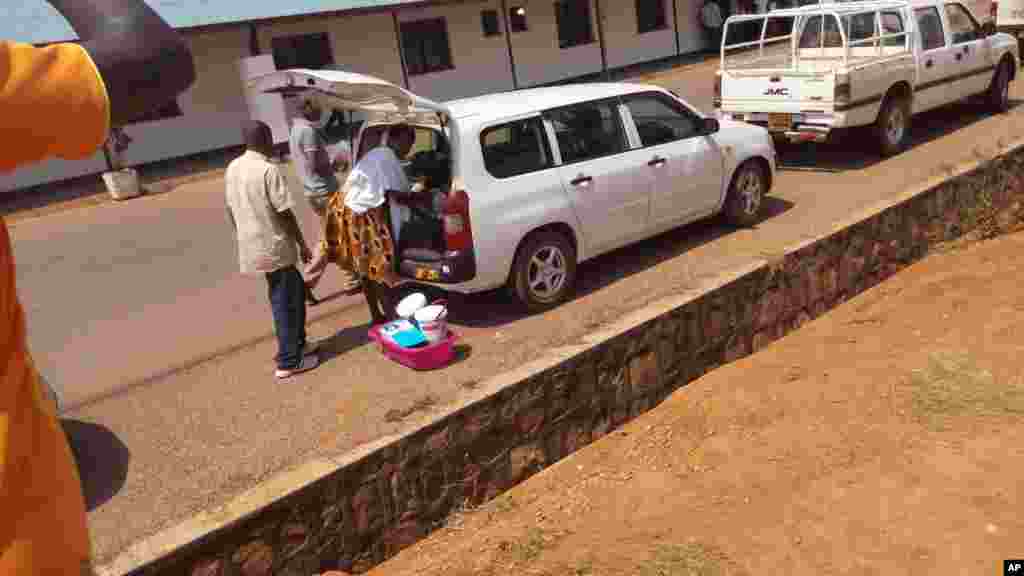 Des habitans de certains quartiers de Bujumbura (au Burundi) retournent dans leur quartier après les résultats des élection présidentielle.