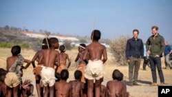 Le prince britannique Harry lors d’un événement de plantation d’arbres avec des écoliers dans la réserve d’arbres de Chobe, au Botswana le 26 septembre 2019.