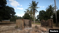 Des huttes incendiées sont vues sur les lieux d'une attaque armée dans le village de Chitolo, au Mozambique, le 10 juillet 2018.