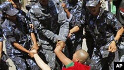 중국 공안에 연행되는 티베트 승려 (자료사진)