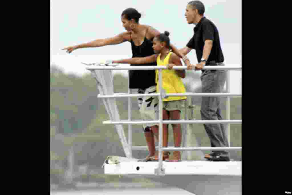 Predsjednik Barack Obama sa suprugom Michelle i kćerkom Sashom boravio je u nedjelju 15. avgusta u St. Andrew Bay-u na Floridi (AP Photo/Andrew Wardlow, Pool)