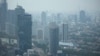 Kabut asap menyelimuti kawasan bisnis utama di Jakarta, 11 Agustus 2023. (Foto: AP)