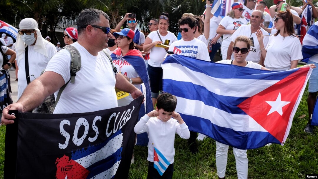 Ciudadanos en Miami, Estados Unidos, se manifiestan en favor de la jornada de protestas en Cuba, el 15 de noviembre de 2021.