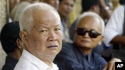 Khieu Samphan (kiri) dan Nuon Chea (kanan) masih menjalani kasus peradilan di Mahkamah Kejahatan Perang Kamboja (Foto: dok). Hakim dan para pakar medis menyatakan Nuon Chea cukup sehat untuk terus menjalani persidangan, Jumat (29/3).