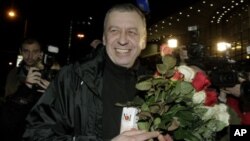 Former presidential candidate Andrei Sannikov is greeted by supporters after being released from a prison and arriving in Minsk, April 15, 2012.