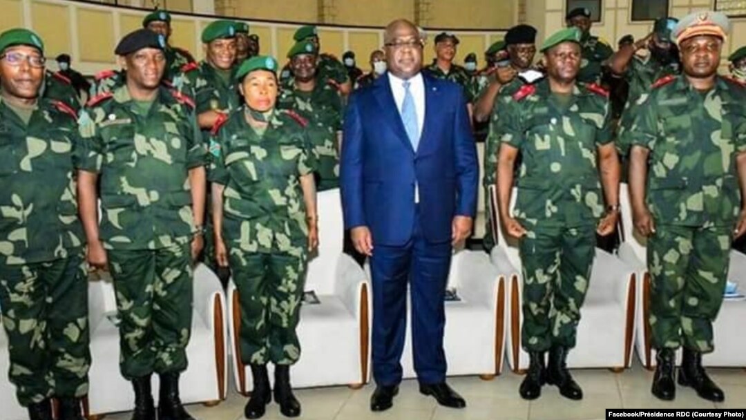 Président Félix Tshisekedi na kati ya bakambi ya mampinga ya RDC, FARDC, na Kinshasa, 11 juillet 2020. (Facebook/Présidence RDC)