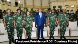 Président Félix Tshisekedi na kati ya bakambi ya mampinga ya RDC, FARDC, na Kinshasa, 11 juillet 2020. (Facebook/Présidence RDC)