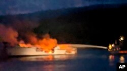 Foto yang dirilis Damkar Santa Barbara tampak petugas damkar sedang berusaha memadamkan api kebakaran di sebuah kapal untuk penyelaman scuba di selatan lepas pantai California, 2 September 2019.