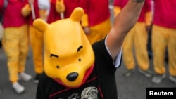 在华盛顿特区白宫附近，身穿“小熊维尼”服装的人士对到访美国的中国国家主席习近平举行抗议活动。(2026年9月24日)