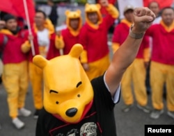 在华盛顿特区白宫附近，身穿“小熊维尼”服装的人士对到访美国的中国国家主席习近平举行抗议活动。(2026年9月24日)