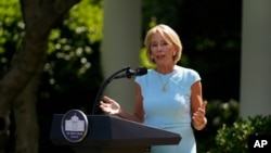 La secretaria de Educación de EE.UU., Betsy DeVos, habla en un evento de la Casa Blanca el jueves 9 de julio de 2020.