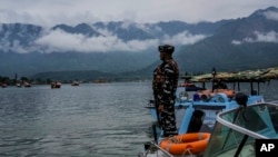 An Indian paramilitary soldier guards at the Dal Lake ahead of G20 tourism working group meeting in Srinagar Indian controlled Kashmir, May 18, 2023. 