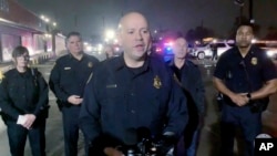 En esta imagen tomada de un video y difundida por el Departamento de Policía de Houston se ve a Luis Menendez-Sierra, jefe adjunto de policía, en una conferencia de prensa, el 15 de diciembre de 2024, en Houston.