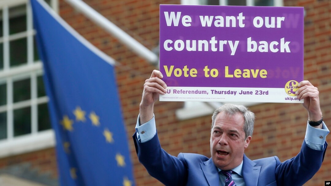 Chính trị gia Anh và cũng là lãnh đạo của đảng UKIP, Nigel Farage, cầm biểu ngữ kêu gọi Anh rời khỏi EU bên ngoài các văn phòng đại diện của EU tại London.