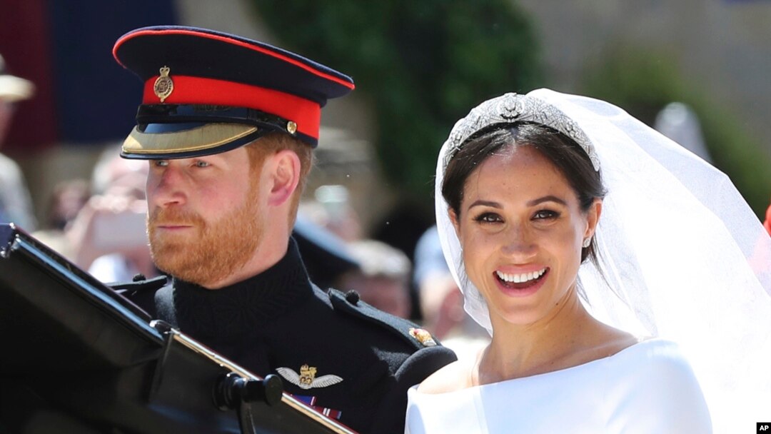 Luego de la ceremonia, el príncipe Harry y su esposa Meghan Markle realizaron el tradicional paseo.