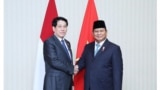 Chủ tịch Việt Nam Lương Cường gặp mặt Tổng thống Indonesia Probowo Subianto bên lề Hội nghị APEC ở Brazil hôm 15/11/2024. Ông Prabowo cam kết đẩy nhanh việc phê chuẩn hiệp định phân định EEZ giữa Indonesia và Việt Nam.