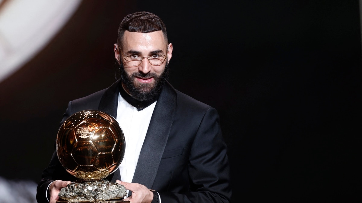 Bola de Ouro: Benzema, do Real Madrid, recebe prêmio de melhor do