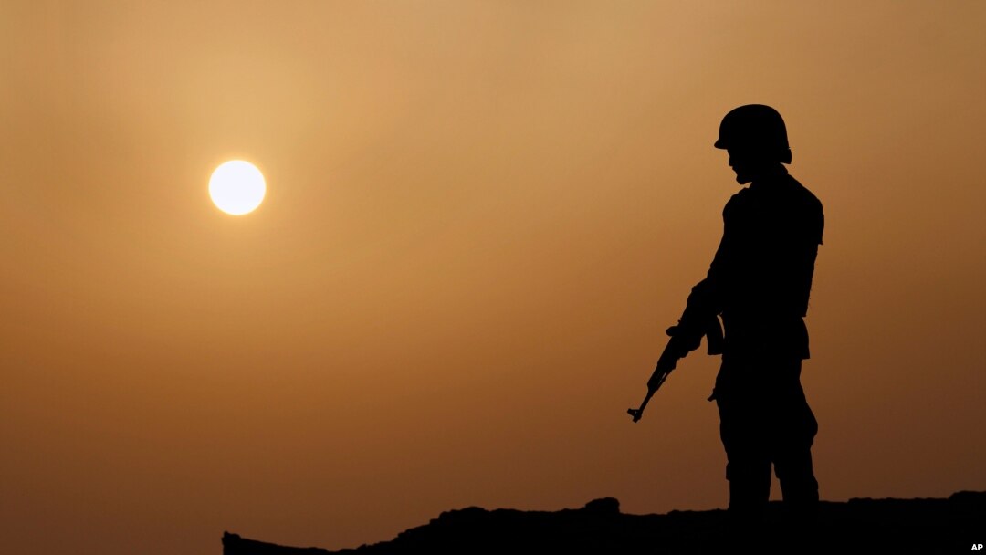Un militar pakistaní monta guardia al atardecer en un puesto próximo a Gwadar, a unos 700 kilómetros de Karachi, Pakistán, el 11 de abril de 2016.