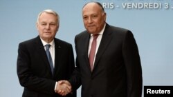 Le ministre des affaires étrangères egyptienne Sameh Choukri et son homologue français Jean-Marc Ayrault lors d'une conférence interministérielle sur le conflit israélo-palestinien, à Paris le 3 juin 2016.