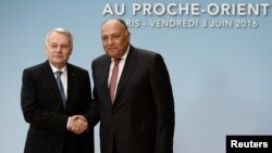 Le ministre des affaires étrangères egyptienne Sameh Choukri et son homologue français Jean-Marc Ayrault lors d'une conférence interministérielle sur le conflit israélo-palestinien, à Paris le 3 juin 2016.