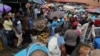 Personas caminan en el mercado de Coche, en Caracas, Venezuela, el 23 de julio de 2020.
