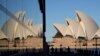 PAra pengunjung berjalan di tepi pantai Campbell Cove di Sydney, Australia, Rabu, 19 Mei 2021. (AP Photo / Mark Baker)