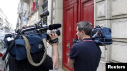 Periodistas hacen guardia frente a la residencia del ex presidente francés Nicolas Sarkozy en Paris, el 3 de julio de 2012. Las autoridades investigan contribuciones supuestamente ilegales a la campaña del ex presidente, que podría tener ramificaciones en