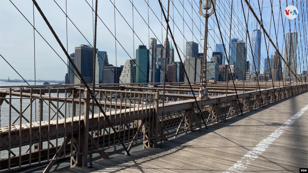 Una vista de la ciudad de Nueva York desde el Puente de Brooklyn, uno de los lugares favoritos de los turistas que visitan la ciudad.&nbsp;