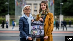 از چپ: سیلوی آرنو، مادر لوئی آرنو، و نوئمی کوهلر، خواهر سیسیل کوهلر، دو تن از بستگان فرانسوی‌های بازداشت‌شده در ایران، مقابل دفتر سازمان ملل متحد در ژنو (دوشنبه ۸ خرداد ۱۴۰۳) 